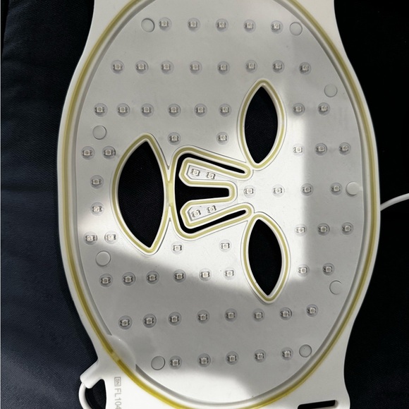 Contour LED Face Mask - Picture 6 of 16